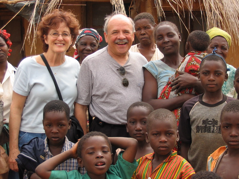 People of Nsiyaludzu with Jack Allison and Sue Wilson 